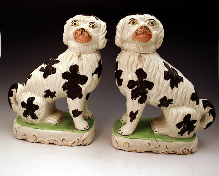 Pair Victorian period Staffordshire pottery pipe smoking dogs In Excellent Condition In Woodstock, OXFORDSHIRE