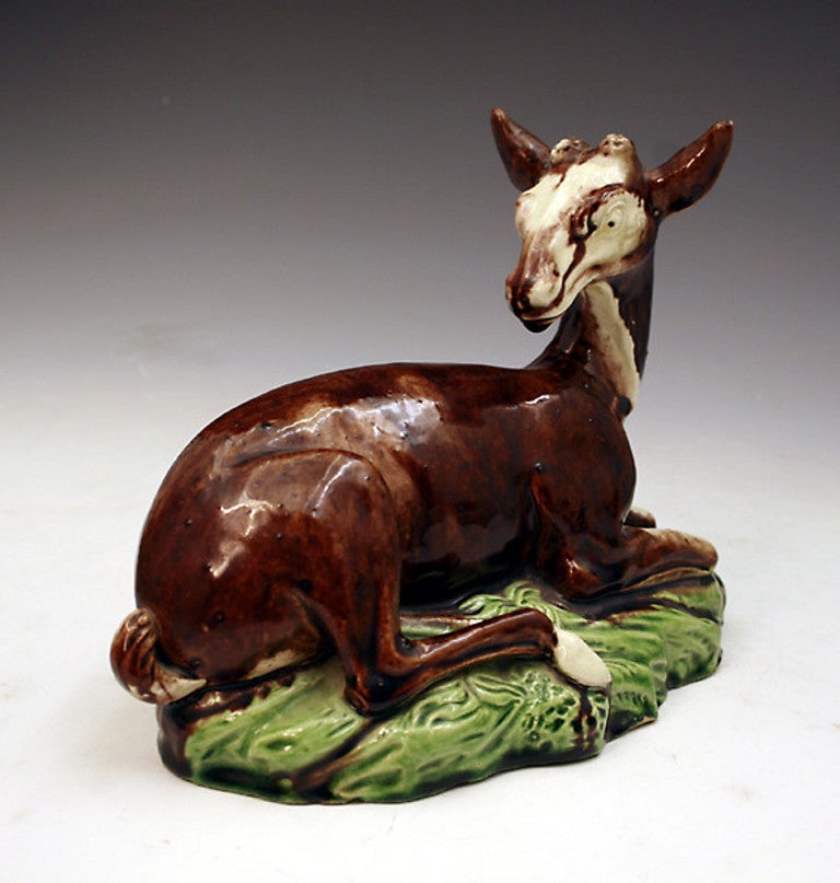 Ralph Wood Staffordshire pottery figure of a doe 18th century In Good Condition In Woodstock, OXFORDSHIRE