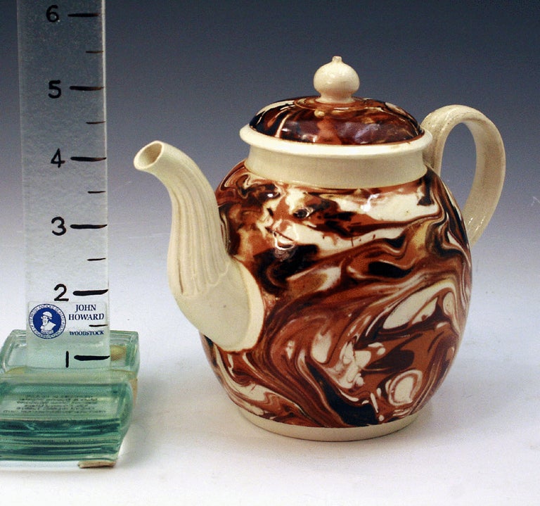 Early English pottery surface decorated creamware teapot in mocha colors  In Good Condition In Woodstock, OXFORDSHIRE