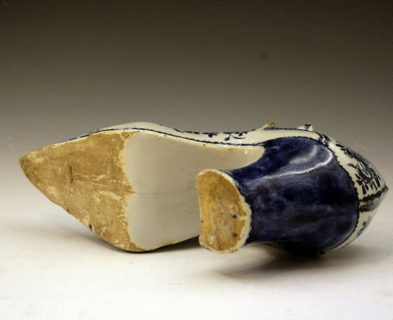 A rare delftware shoe from the Lambeth pottery, London.
The show is well and profusely decorated with flowers and foliage in blue cobalt. 
London.