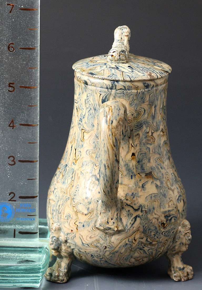 Pichet en faïence anglaise du Staffordshire du début de l'ère avec couvercle vers 1760 Excellent état à Woodstock, OXFORDSHIRE