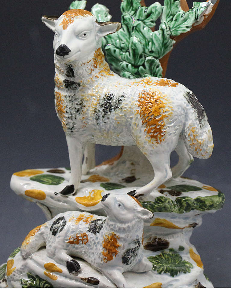 Antique Staffordshire or Yorkshire Pottery Figure of a Ewe and Lamb in Pratt Colours ca. 1810 In Excellent Condition In Woodstock, OXFORDSHIRE