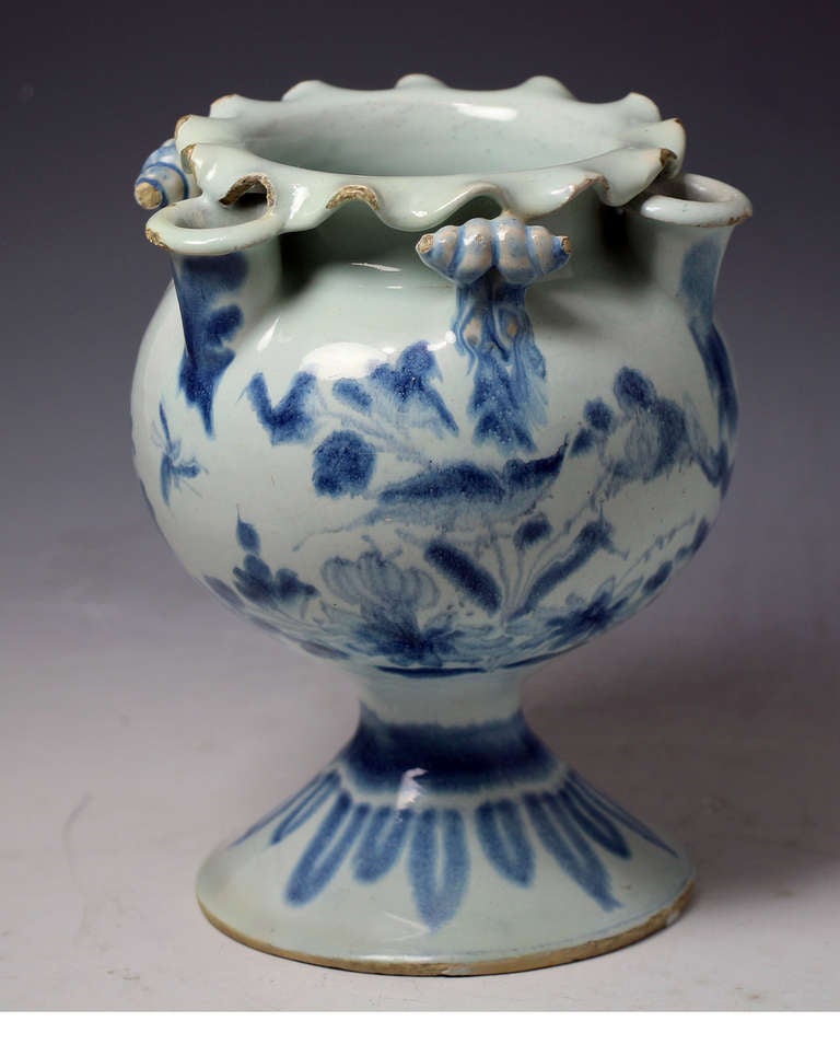 Antique English pottery Delft Flower vase 17th century In Excellent Condition In Woodstock, OXFORDSHIRE