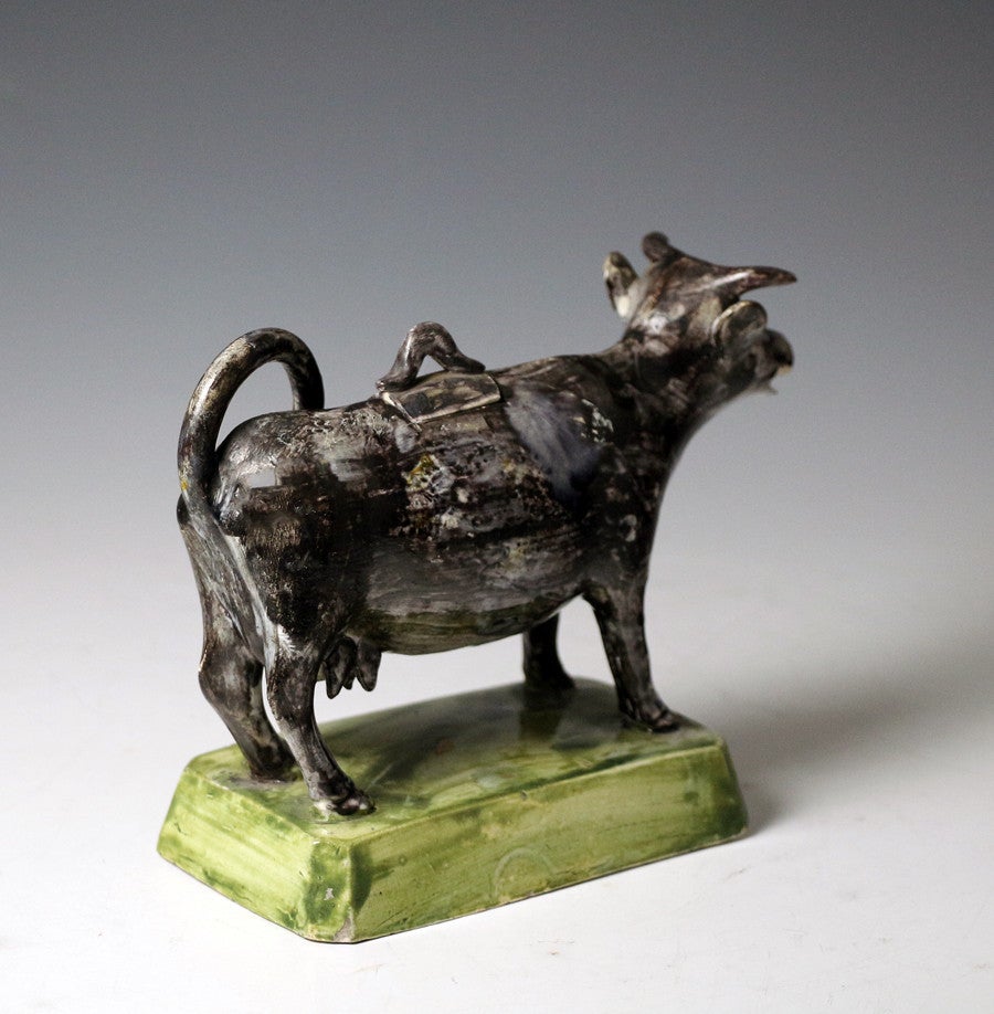 English Pottery Figure of a Black Cow Creamer, Antique Period circa 1800 In Good Condition In Woodstock, OXFORDSHIRE