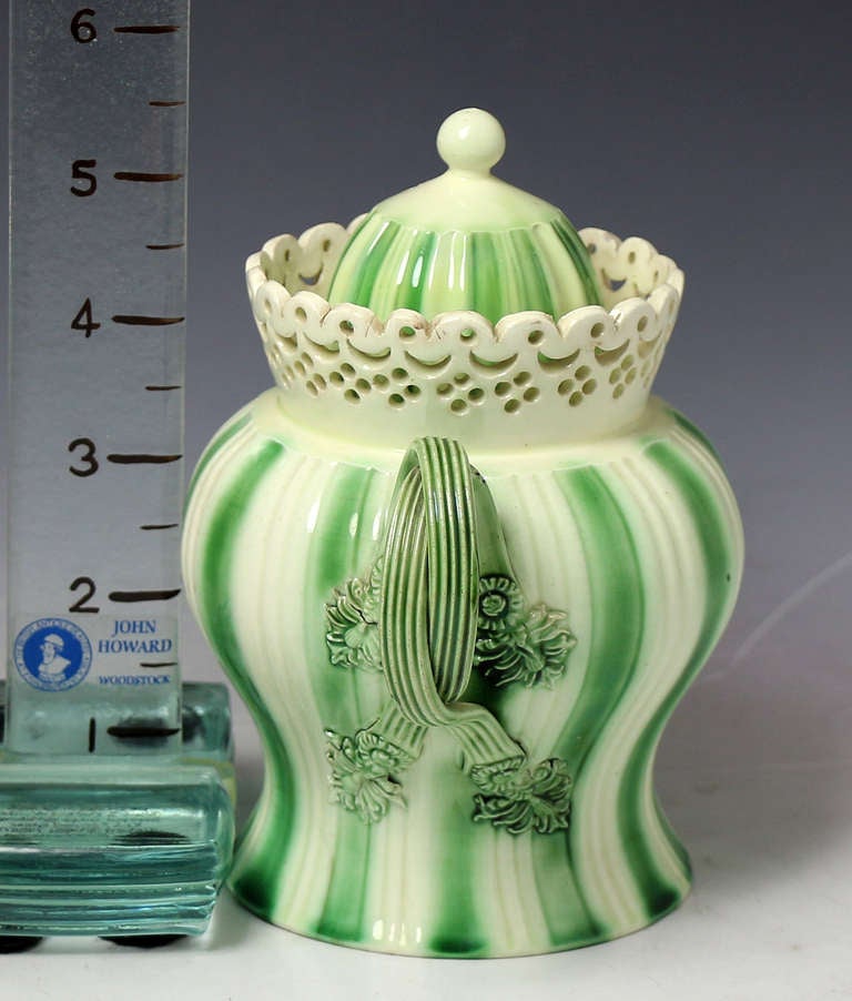 Antique English period creamware pottery teapot with reticulation & green border In Excellent Condition In Woodstock, OXFORDSHIRE