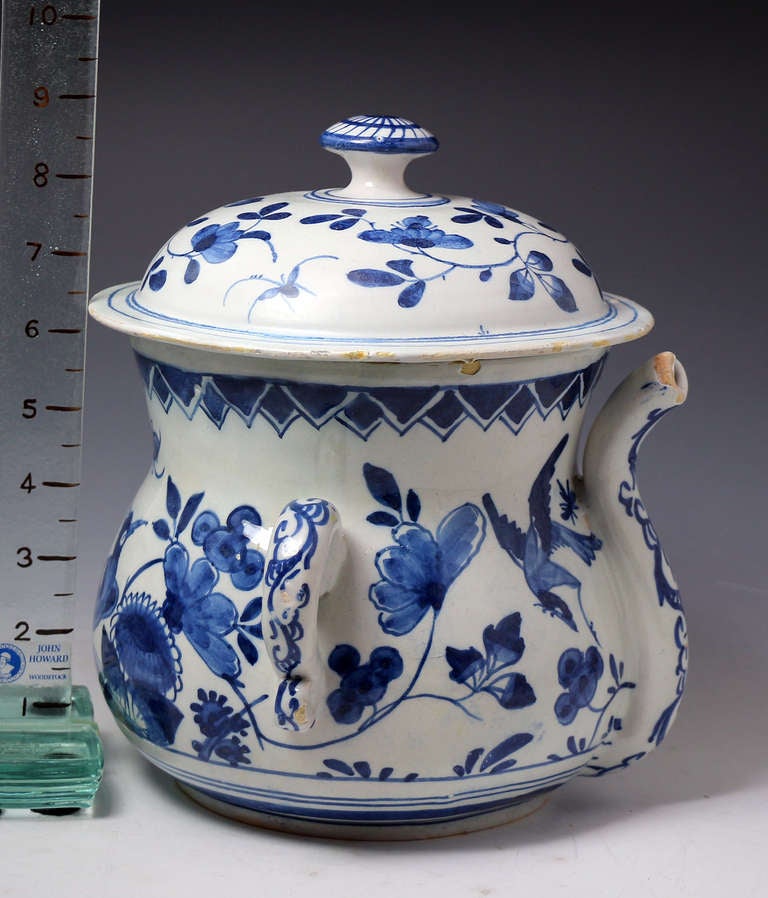 Antique period English Delftware possett pot circa 1700 In Excellent Condition In Woodstock, OXFORDSHIRE