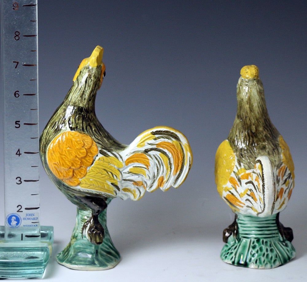 Pair of Prattware English Pottery Figures of a Rooster and Hen In Good Condition In Woodstock, OXFORDSHIRE