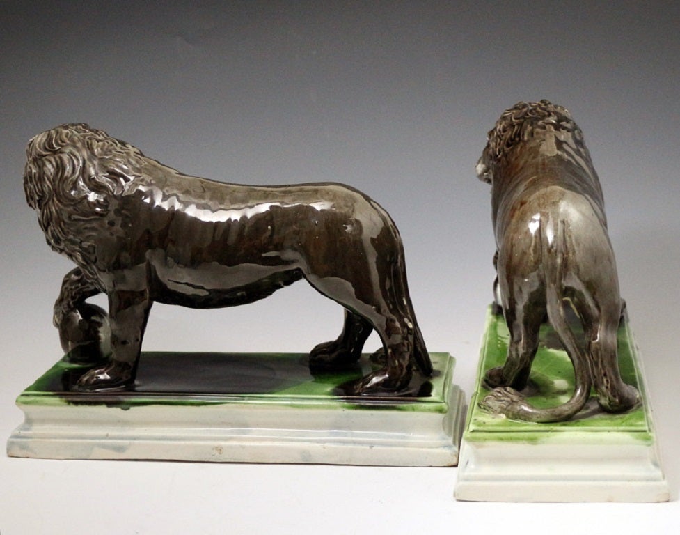 Pair of Staffordshire Pottery Figures of Lions by Ralph Wood In Good Condition In Woodstock, OXFORDSHIRE
