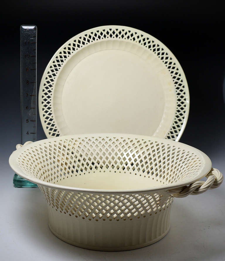 Antique English creamware pottery massive basket and stand 18th century In Excellent Condition In Woodstock, OXFORDSHIRE