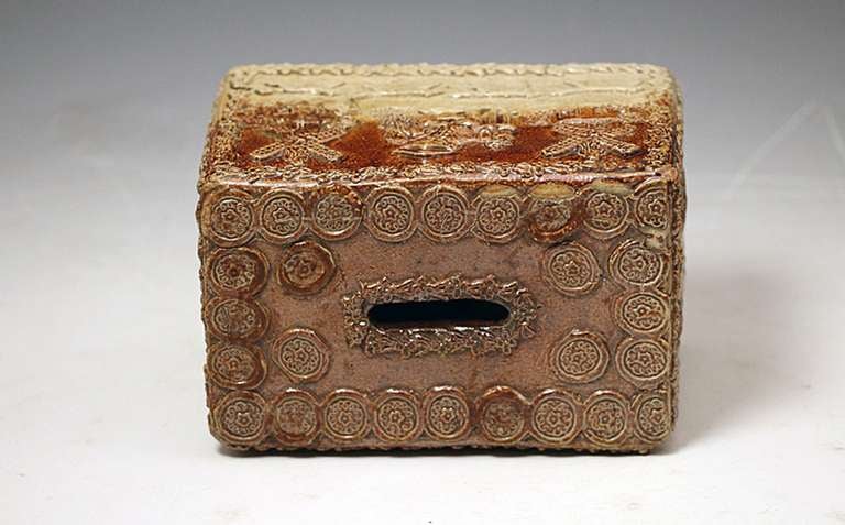Antique English earthenware stoneware money box late 18th century In Excellent Condition In Woodstock, OXFORDSHIRE