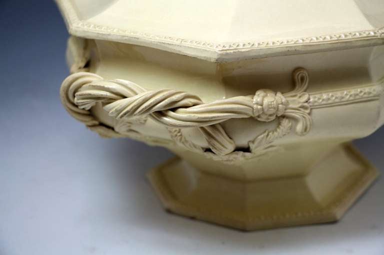 Antique English Creamware Pottery Melon Tureen 18th Century Probably Wedgwood In Excellent Condition In Woodstock, OXFORDSHIRE