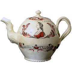 Théière anglaise ancienne en poterie Creamware avec une image commémorative de la reine Charlotte