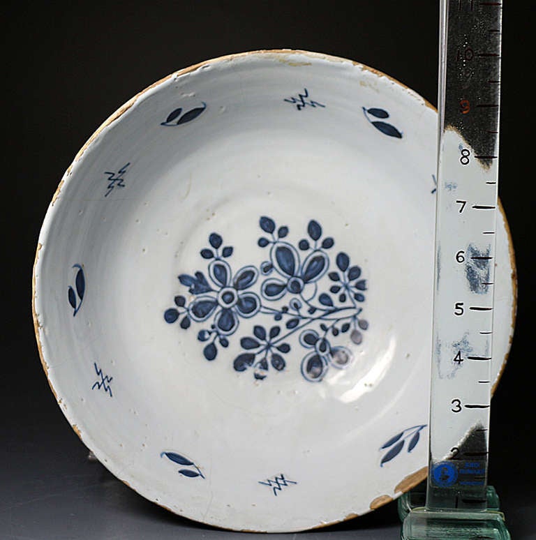Antique delftwarepottery bowl with polychrome colours London Delft early 18th century period In Excellent Condition In Woodstock, OXFORDSHIRE