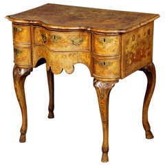 Antico Lowboy olandese in noce con fronte a serpentina