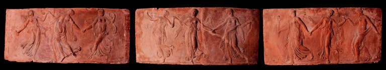 Une frise sculptée de trois panneaux en terre cuite représentant des vierges dansantes : Directoire français 

De la frise d'une rotonde. 
Réparer les ruptures 