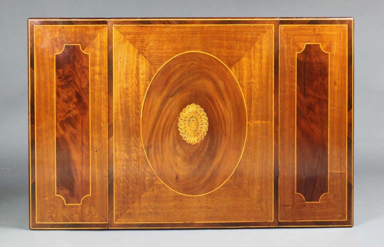 A fine George III Chippendale period Pembroke table with a central chrysanthemum patera; the top paneled with two cuts of mahogany and with extensive diagonal banding.