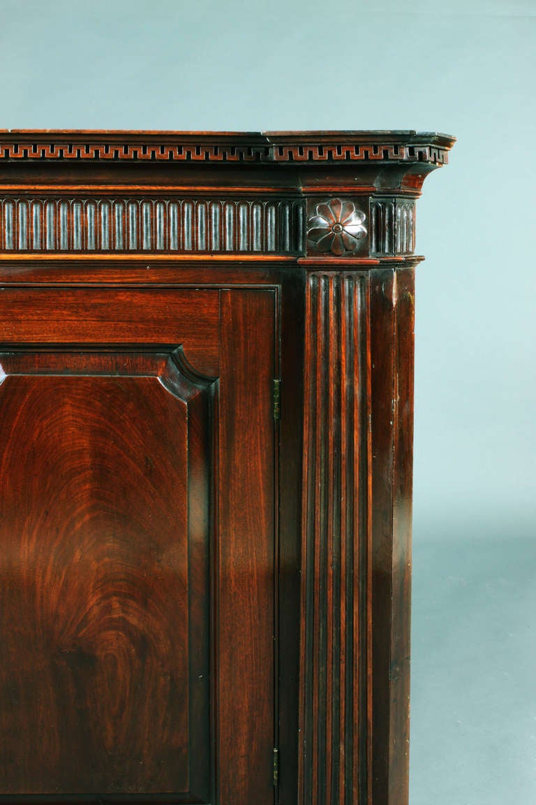 Antiker Eckschrank aus Mahagoni (Chippendale) im Angebot