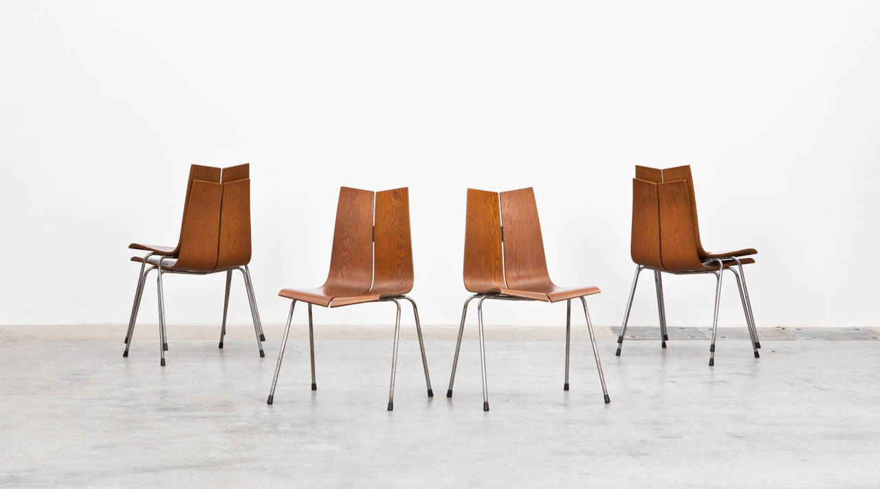 Set of six stacking chairs in moulded plywood and metal base. A simple and pure design from the Bauhaus trained architect Hans Bellmann. Manufactured by Horgen-Glarus, Switzerland.
