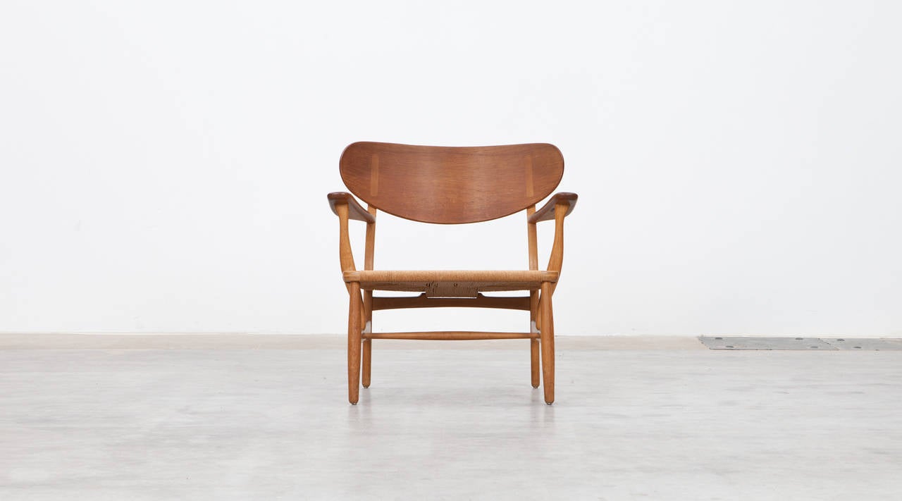 Mid-Century Modern Pair of Hans Wegner Lounge Chairs