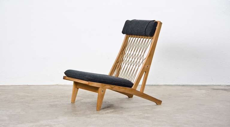 Mid-Century Modern Pair of Hans Wegner Lounge Chairs For Sale