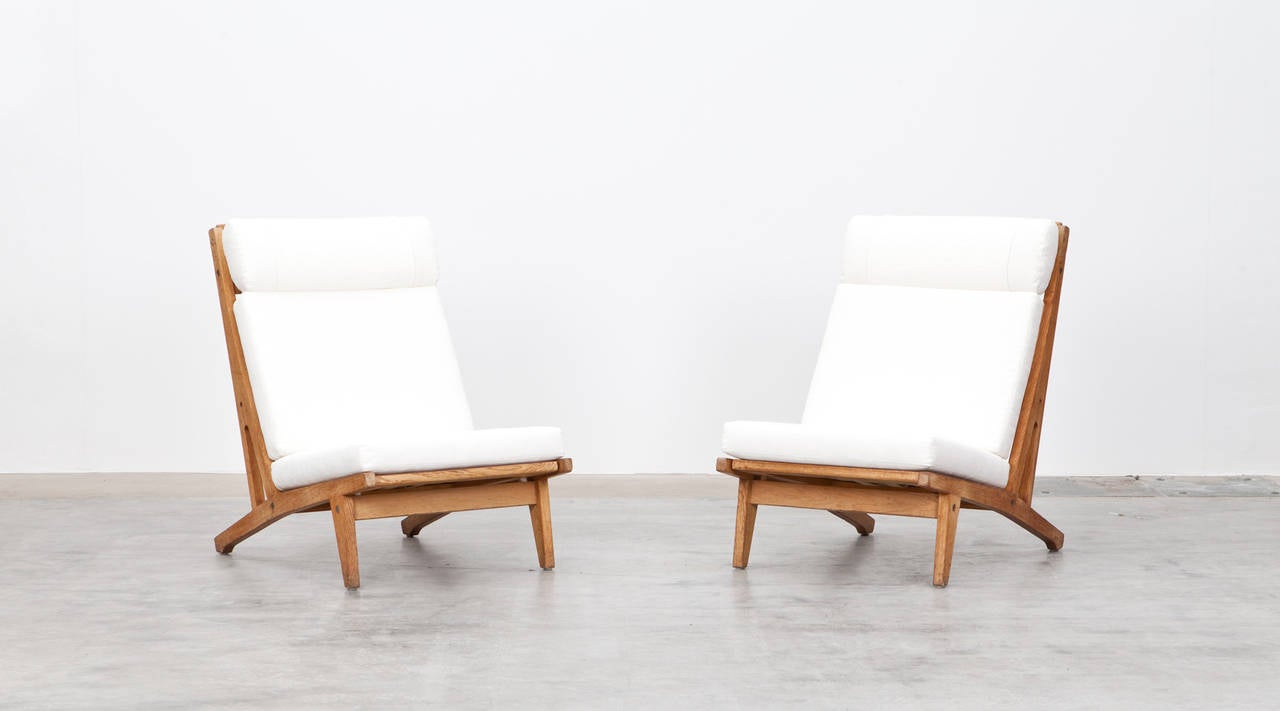 Hans Wegner Lounge Chairs with White Cushions, New Upholstery 2
