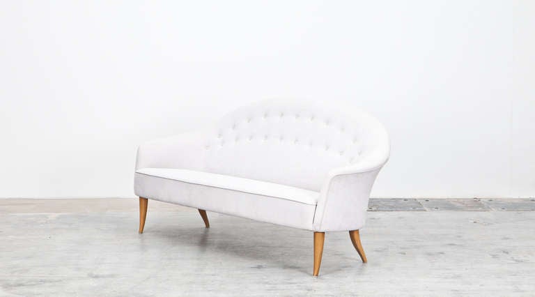 1960s white Kerstin Holmquist Sofa, New Upholstery In Good Condition In Frankfurt, Hessen, DE