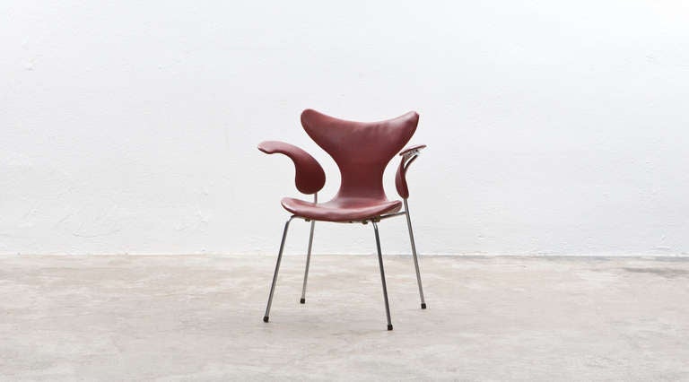 Read leather on chrome steel pipes Chair by Arne Jacobsen, Denmark, 1969.

Rare original Arne Jacobsen armchair named and known as Seagull from the original interior of the town hall, Mainz/Germany. The chair comes with original red colored leather