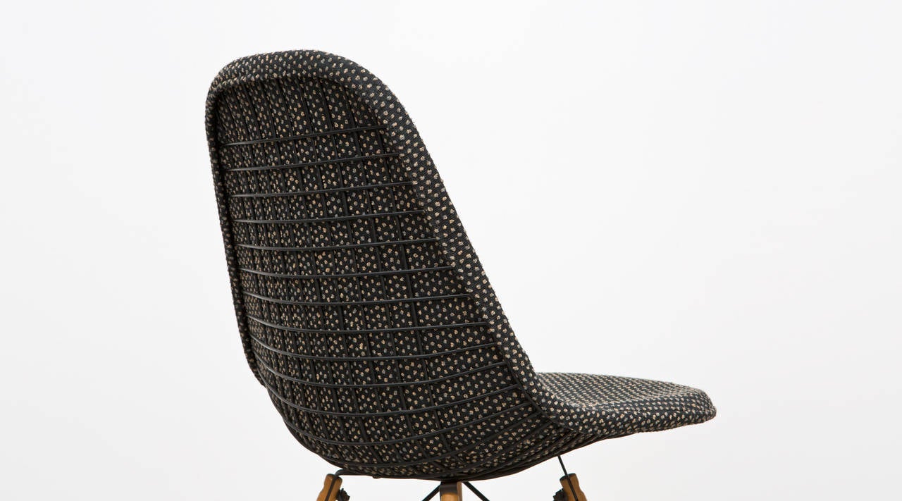 Charles & Ray Eames Chair with Alexander Girard fabric In Excellent Condition In Frankfurt, Hessen, DE