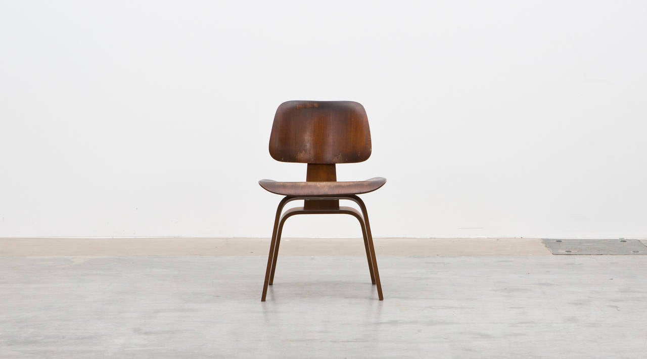 1940s Dark Brown Walnut DCW Chair by Charles & Ray Eames For Sale 2