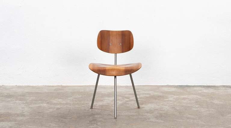 Three-Legged Chair, beech plywood by Egon Eiermann, Germany, 1952.

Beech plywood chair with steel pipe base designed by Egon Eiermann. The designer was a German architect, furniture designer and university lecturer. He is one of the most important