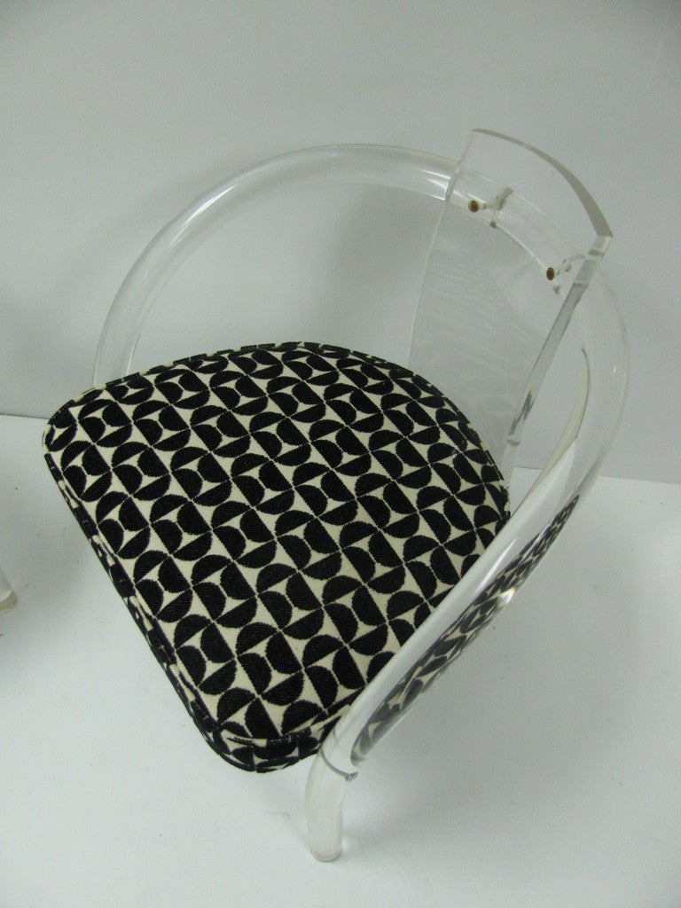 Tappezzeria Coppia di poltrone in lucite moderne di metà secolo in vendita