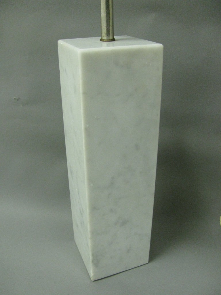 Marmo di Carrara Coppia di lampade da tavolo a colonna quadrata in marmo dell'Architectural Modern del Medioevo in vendita
