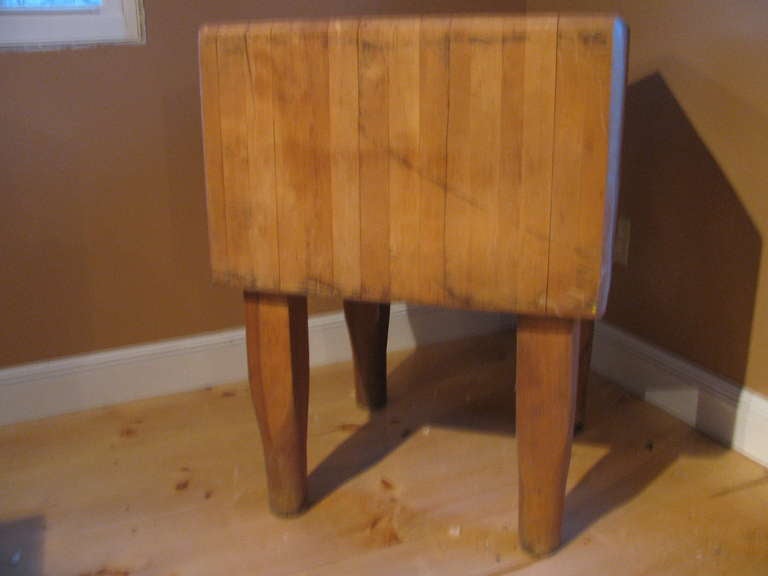 Butcherblock im Vintage-Stil, hergestellt aus Ahornholz für den gewerblichen Bereich. Sehr schwer, aber auch sehr stabil. In sehr gutem Zustand mit minimalen Gebrauchsspuren.