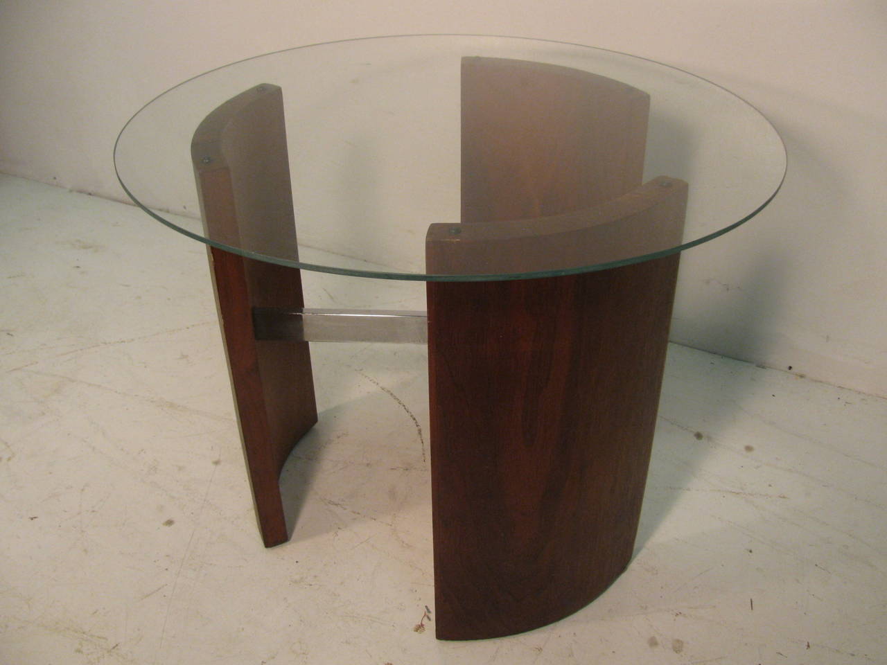 Beautiful and simple in its design. Three curved slabs connected by a nickel chrome spoke. Can handle a larger piece of glass. Base without the glass is 19.5 in diameter.