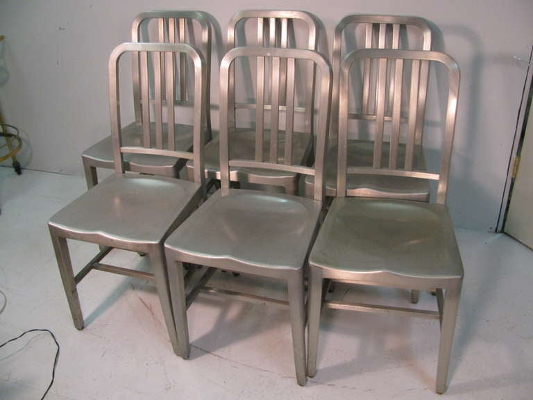Fabulous Set von Good Form All Aluminium Stühle von General Fireproofing. Ursprünglich für den Einsatz in Industrie und Büro konzipiert:: eignen sich die ikonischen Stühle mit Lattenrücken und konturierten Sitzen auch hervorragend für das Zuhause.