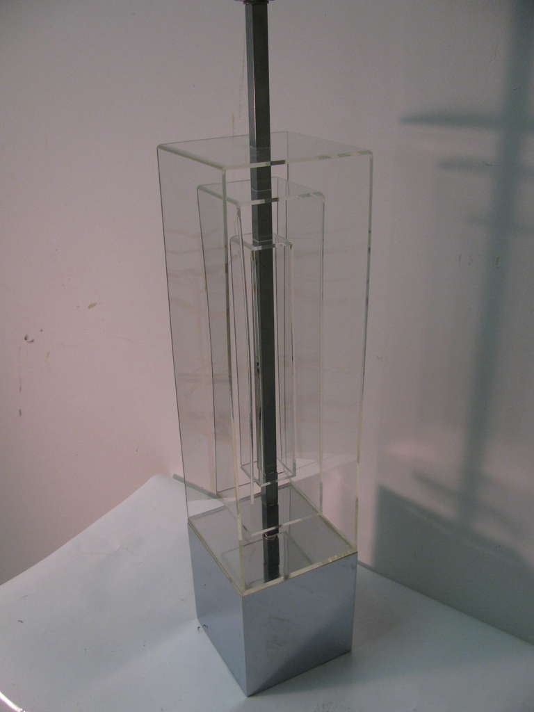 Mid-20th Century Pair of Mid-Century Modern Dimensional Architectural Lucite Table Lamps For Sale