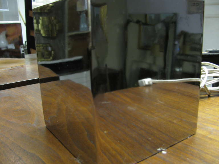 De grands exemples de lampes de table du milieu du siècle, cubistes, géométriques, architecturales et pures, fabriqués aux États-Unis. Trois cubes rectangulaires ouverts les uns dans les autres. La hauteur est au sommet de la douille, 27,5.