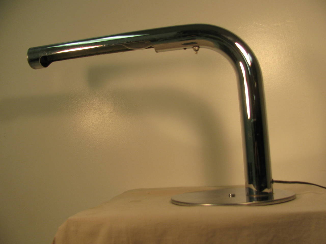 Milieu du XXe siècle Lampe de bureau tube chromée mi-siècle moderne Richard Sonneman en vente