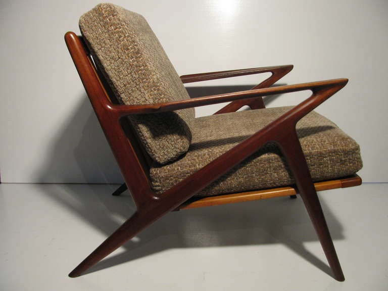 Schöne und klassisch gestaltete Stühle aus Dänemark:: entworfen von Poul Jensen. Stühle sind in erstaunlichem Zustand:: mit neuen Kissen:: die auf exakten Repliken der ursprünglichen Gurtband sitzen. Jensen's Design der ursprünglichen Gurtband hat
