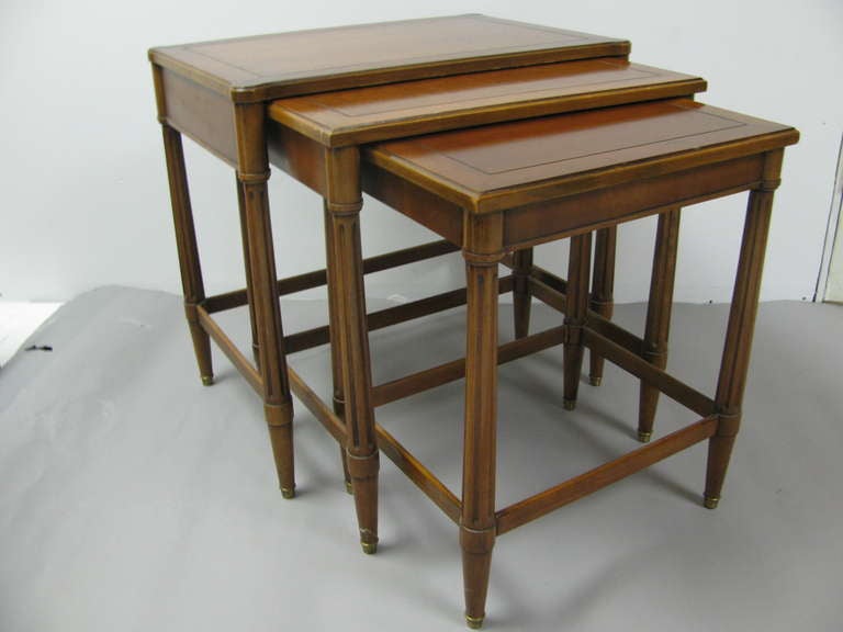 Américain Ensemble de trois tables gigognes néoclassiques du milieu du siècle dernier de style Robsjohn Gibbings en vente