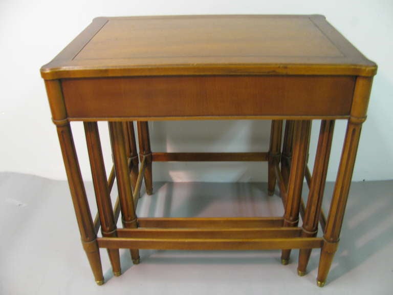 Milieu du XXe siècle Ensemble de trois tables gigognes néoclassiques du milieu du siècle dernier de style Robsjohn Gibbings en vente