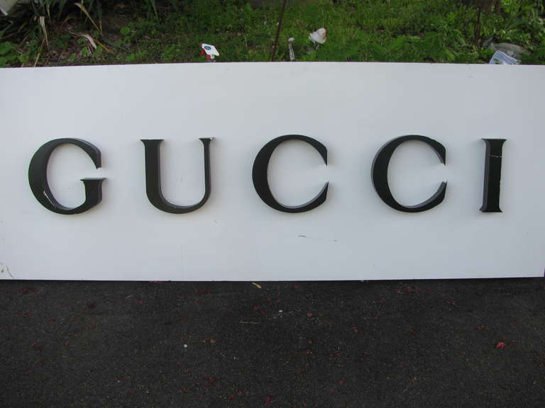 Fabelhaftes originales Vintage-Schild aus einem Gucci-Geschäft in New York. Die Buchstaben sind 12,5 Zoll hoch, aus Aluminium gefertigt und auf Stahlblech montiert.