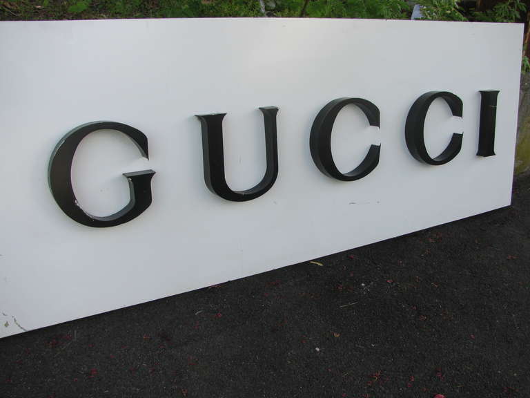 Vintage Gucci-Metallmarquee-Schild aus einem Gebäude im New Yorker Fleischverpackungsviertel  (Industriell) im Angebot