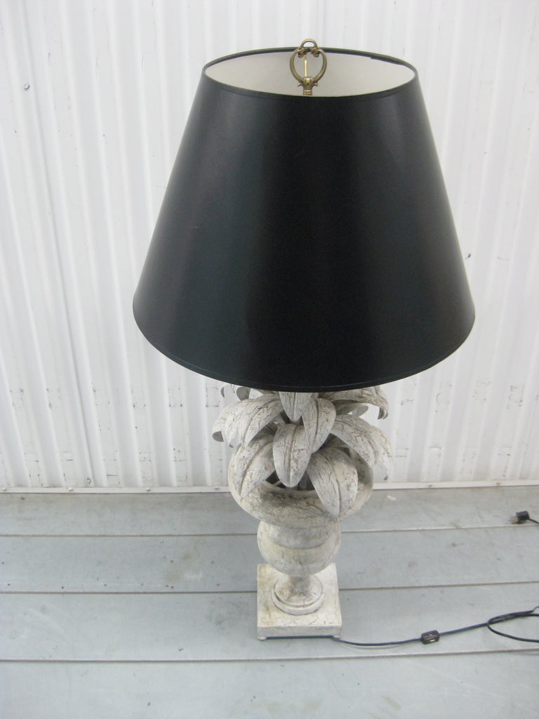 Hollywood Regency Tole Urn Table Lamp In Excellent Condition For Sale In High Point, NC