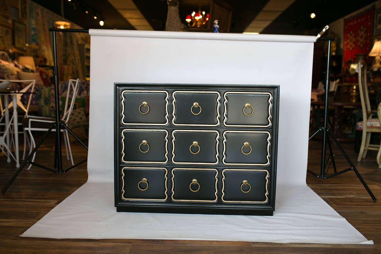 A vintage Heritage Henredon (stamped inside top drawer) España chest by Dorothy Draper. Black gloss finish is recently refreshed. Hardware is original.

Drawer Dimensions: 34.5