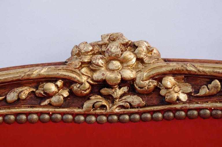 . Natural wood and gilded parts
. Red velvet
. 19th century
. Louis XV style