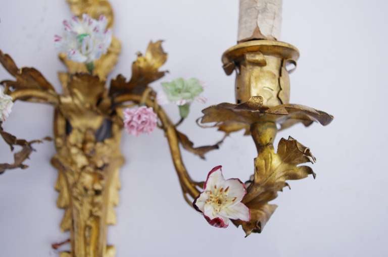 Pair of Louis XV Style Pair of Sconces with Porcelain Flowers, circa 1900 In Good Condition In Saint-Ouen, FR