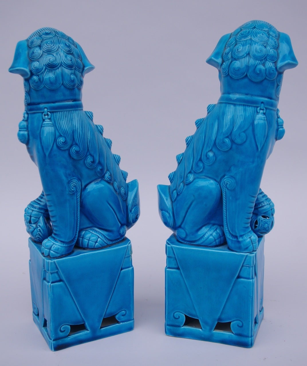 . Circa 1900
. Chinese work
. Blue porcelain
. Pho dog on a square base