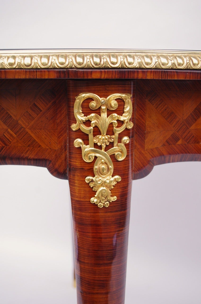 . Oxidized glass decorated with a gilt bronze mounts
. Wood marquetry
. Louis XV style
. On for curved feet with gilt and chiseled chutes, ending on paw feet
. Circa 1900