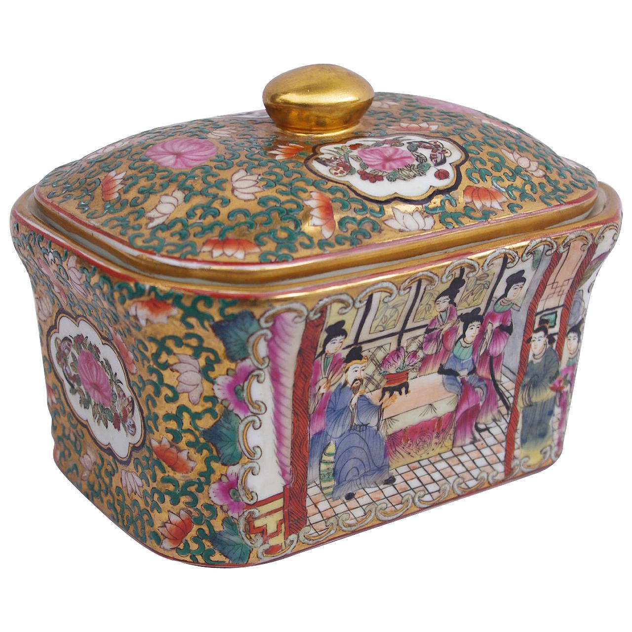 Covered Japanese Porcelain Box, circa 1900 For Sale at 1stdibs